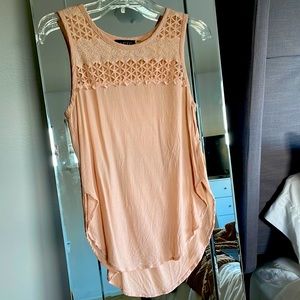 ASTR the Label XS Light Pink Sleeveless Silk Shirt